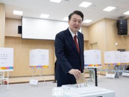 尹 대통령, 부산에서 제22대 국회의원선거 사전투표 참여 기사 이미지