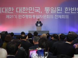 윤석열 대통령, “자유민주 통일 외교의 전령 되어주길” 기사 이미지