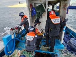 울진해경, 울진군 사동항 동방 16해리 해상 침수 어선 승선원 3명 구조 기사 이미지