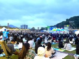 잔디광장에서 공연 감상…“장성군 뮤직 페스티벌 또 오고 싶어요!” 기사 이미지