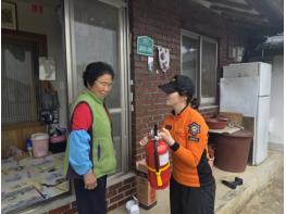 경남소방본부, “감사한 마음, 안전으로 전하다”... 광복 80주년 독립유공자 후손 주택용 소방시설 보급 기사 이미지