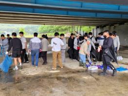 한국폴리텍대학 순천캠퍼스 산업설비과, 광양읍 서천변서 환경정화 활동 기사 이미지