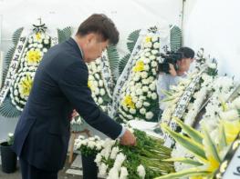오영훈 제주도지사, 중학교 교사 추모 분향소 조문 기사 이미지