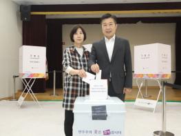 전성수 서초구청장 한표 ‘꾹’, “주민분들도 투표 ‘꼭’ ” 당부 기사 이미지