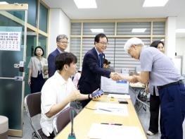 완주군 소비쿠폰 지급 시작, 유 군수 현장 방문 기사 이미지