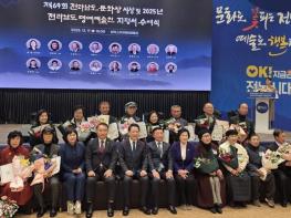 신안군 김은옥 작가·박선우 시인, 제69회 전라남도 문화상 수상 기사 이미지