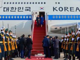 이재명 대통령, 중국 베이징 도착…동포간담회로 국빈 일정 시작 기사 이미지