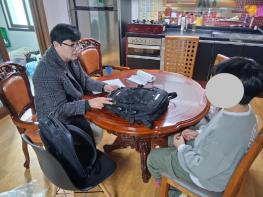 신안군 드림스타트, 초등 입학·졸업 아동 52명에 새 책가방 전달 기사 이미지