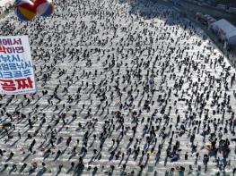 관광객은 얼음속 산천어를 낚고 화천은 관광객의 마음을 훔쳤다 기사 이미지