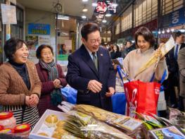 이 대통령 부부, 충북 전통시장 방문  기사 이미지