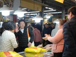 설 활기 가득한 제주민속오일시장…오영훈 지사, 도민 속으로 기사 이미지