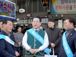 김영록 전남도지사, 말바우시장서 행정통합 민심 청취 기사 이미지
