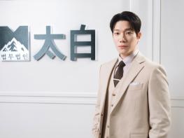 SBS 새 금토드라마 ‘신이랑 법률사무소’ 김경남, 욕심과 야심 장착한 ‘젊은 대표’ 변신! 지기 싫은 남자, 하지만 이솜 앞에선 달라진다? 기사 이미지