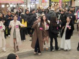 TV CHOSUN '미스트롯4 토크콘서트' '우릴 알아보실까?' 걱정했는데…'미스트롯4' TOP10 속초 시장 버스킹 '팬 문전성시' 기사 이미지