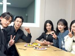 TV CHOSUN 새 주말미니시리즈 ‘닥터신’  “피비(Phoebe, 임성한) 작가, 애정하는 배우들 위해 밥차 쐈다!” 기사 이미지