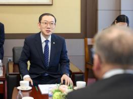 이명구 관세청장, 이반 얀차렉 주한 체코 대사 접견 기사 이미지