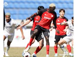 14년만에 다시 만난 내셔널리그 라이벌 김해FC2008, 수원FC에 1-2 통한의 역전패… '극장골'에 무릎 기사 이미지