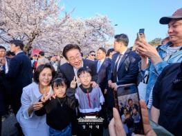 이대통령 부부, 윤중로 시민 소통 기사 이미지