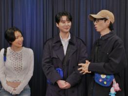 [SBS 런닝맨] ‘역주행 아이콘’ 화사X영케이 출격! 아침부터 고퀄 라이브, 현장은 이미 ‘콘서트장’ 기사 이미지