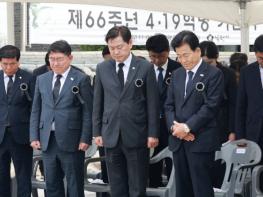 김관영 전북자치도지사, 제66주년 4·19혁명 기념식서 민주영령 추모 기사 이미지