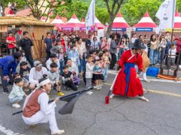 ‘미래 100년 여는 의병정신’…의령홍의장군축제 20만 명 발길 기사 이미지