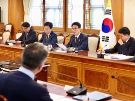 김민석 국무총리, 성장엔진 연계 지역인재 양성 관계장관회의 주재 기사 이미지