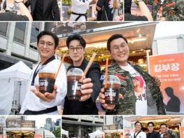 [SBS 김부장] 26일(오늘) 밤 9시 50분 첫 방송! 소지섭-최대훈-윤경호, 커피부터 츄러스까지 직접 건넨 ‘역조공 팬서비스’로 첫방 사수 독려! 기사 이미지