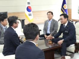 송형곤 의장–안도걸 초대 전남광주특별시당위원장, 통합특별시 성공 위한 '당·정·의 협력체계' 뜻 모아 기사 이미지