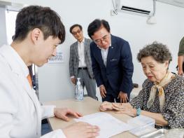 허준의 도시 강서, 동주민센터서 어르신 한방 무료 진료 기사 이미지