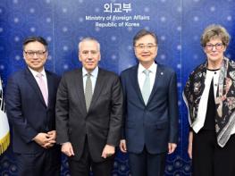 조현 외교부장관, 코리아소사이어티 대표단 면담 기사 이미지