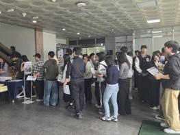 전남대 도서관, ‘열람실 환경개선 기념 떡 나눔 이벤트’ 큰 호응  기사 이미지
