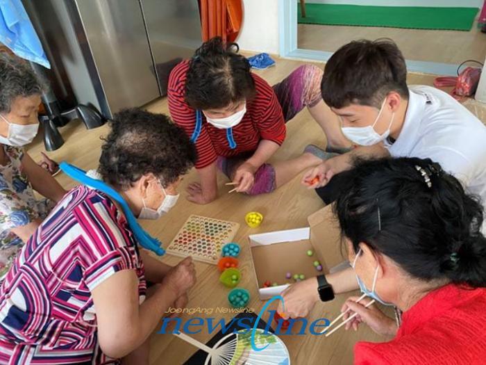 광주서구노인종합복지관관장 전석복에서는 광주 서구지역 100개소 경로당을 대상으로 활기찬 노후생활과 놀이를 통한 인지력 강화를 위한 경로당 노리키트 지원한다고 밝혔다