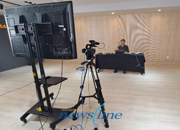 한국청소년쉼터협의회이사장 고승덕는 25일수 10301610 서울시립청소년미디어센터에서 방역수칙을 준수한 가운데 유튜브 생중계로 2021 전국 청소년복지시설 종사자 역량강화교육을 개최했다고 밝혔다