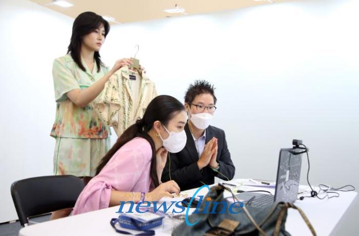 한국콘텐츠진흥원은 지난해 10월 개최한 패션코드 2022 SS에서  해외 바이어를 대상으로 온라인 화상상담을 진행했으며 참여 브랜드들의 제품을 선보이고 있다 이번 패션코드 2022 FW에서도 국내 패션 디자이너 브랜드들의 해외진출을 지원하고자  온라인 수주상담회 오프라인 쇼케이스 라이브 커머스 등을 진행한다