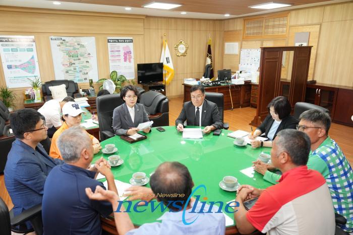 5일 강진군의회 김보미 의장과 윤영남 농업경제위원장이 관내 전복 양식 어가와의 간담회 자리를 통해 애로사항과 의견을 청취했다