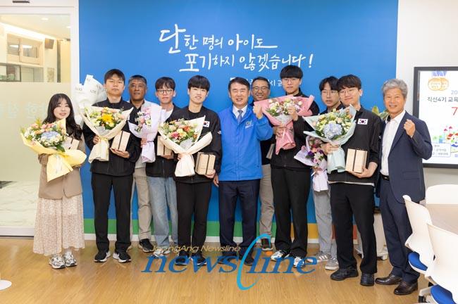 20241010교육감실제47회 국제기능올림픽대회 메달리스트 격려650