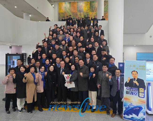 기자회견을 마친 이개호 의원의 지지자들과 광주시의회 1층 계단에서 단체사진을 촬영했다