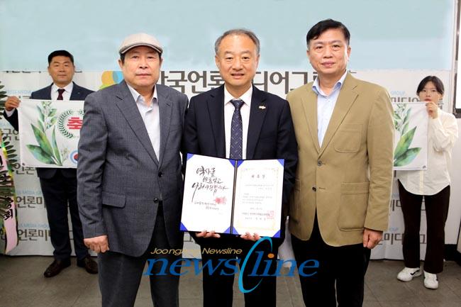 좌측부터 공준식 회장 한성영 회장 지성룡 이사