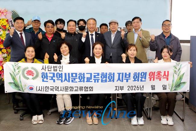 사단법인 꿈나눔공동체 회원들과 단체 사진