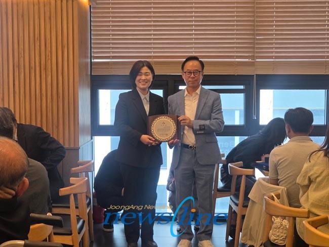 좌 최지현 광주광역시의원 백석 회장