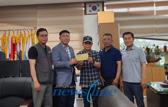 좌측 두번째 전순호 지점장 세번째 이상조 순천시 고엽제전우회 회장
