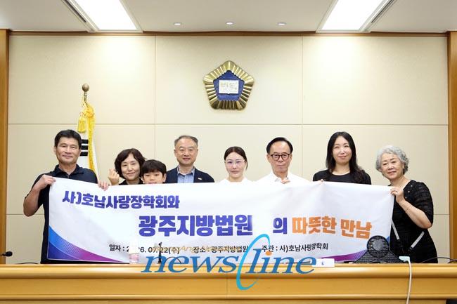 광주지방법원을 방문한 광주광역시지적발달장애인복지협회 회원 및 김수양 공보판사