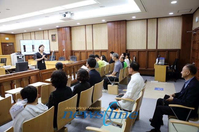 심혜란 행정관의 설명을 듣고 있는 광주광역시지적발달장애인복지협회