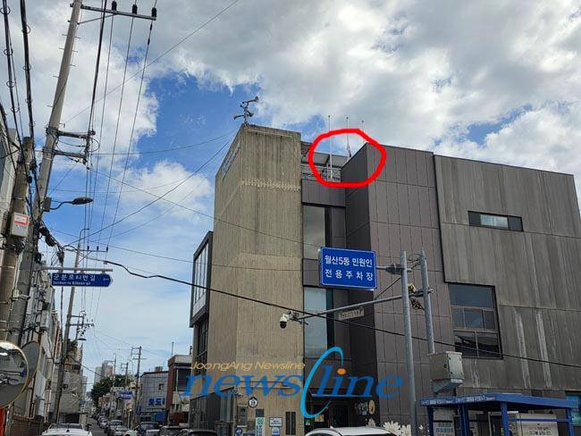 광복절 하루 전날인 8월 14일 현재 월산5동주민센터에 게양되어 있는 태극기 사진