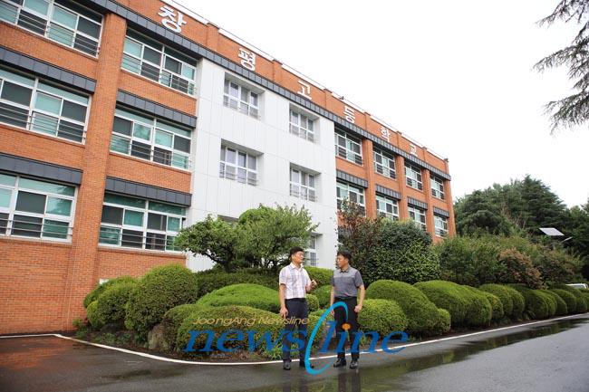 좌 창평고등학교 장학회 최승동 이사장 우 창평고등학교 김영수 교장