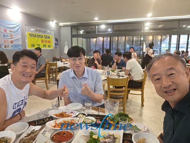 좌 최승동 이사장 중앙뉴스라인 우제헌 편집국장 한국언론미디어그룹 한성영 회장