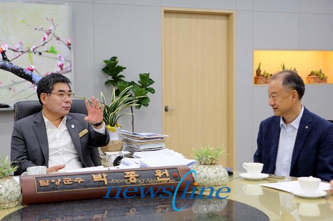 좌 박종원 담양군수 한성영 한국언론미디어그룹 회장