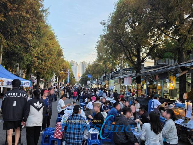 축제 현장을 찾은 주민들